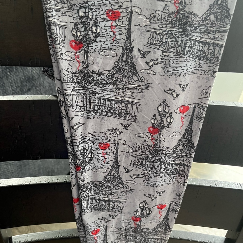 NWT Paris Leggings. Size is OS